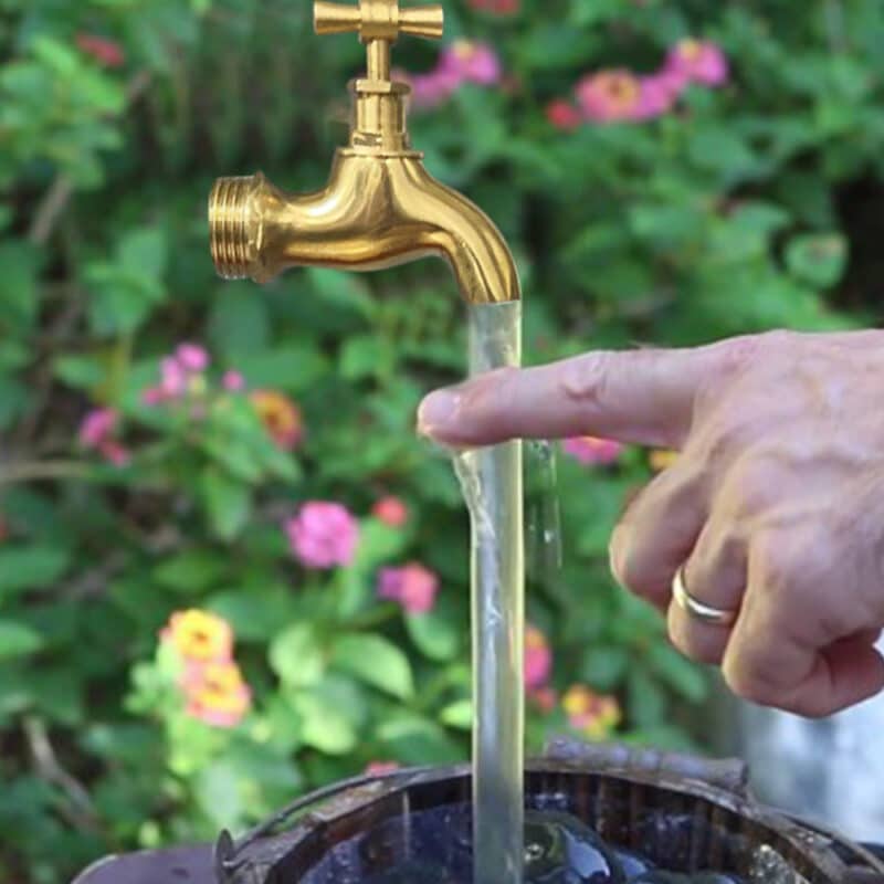 Springbrunnen - Schwebender Wasserhahn